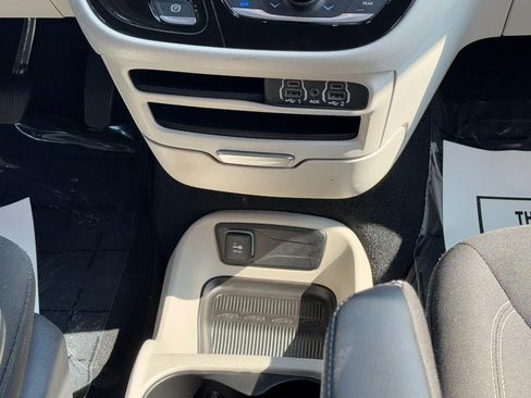 Used 2022 Chrysler Voyager LX FWD image 17