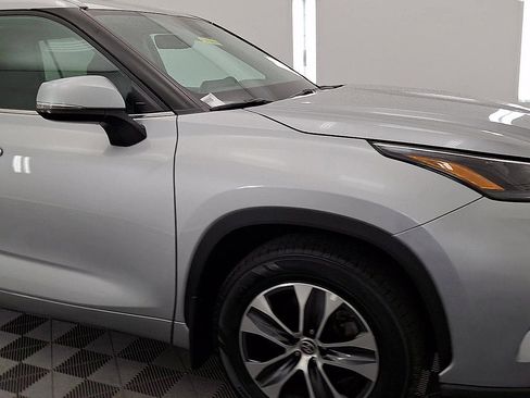 Used 2023 Toyota Highlander XLE FWD image 6