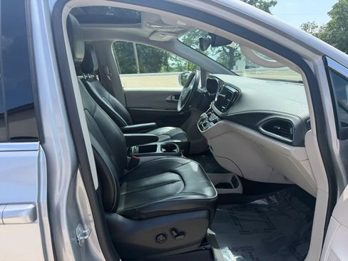 Used 2018 Chrysler Pacifica Limited FWD image 50