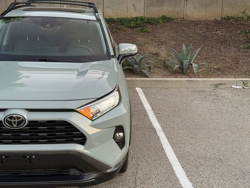 Used 2019 Toyota RAV4 XLE w/ Convenience Package FWD image 7