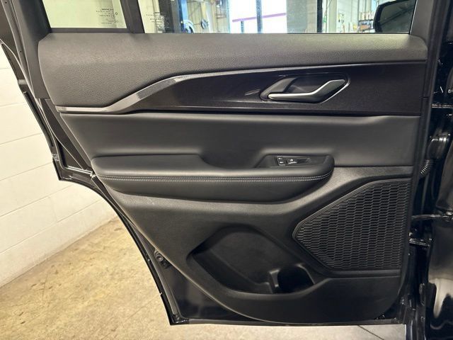 Used 2023 Jeep Grand Cherokee Altitude AWD/4WD image 28