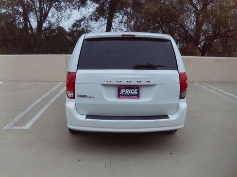 Used 2016 Dodge Grand Caravan American Value Package w/ UConnect Hands-Free Group FWD image 5