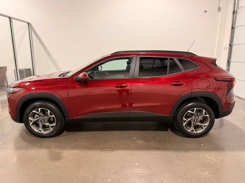 Used 2025 Chevrolet Trax LT w/ LT Convenience Package image 8