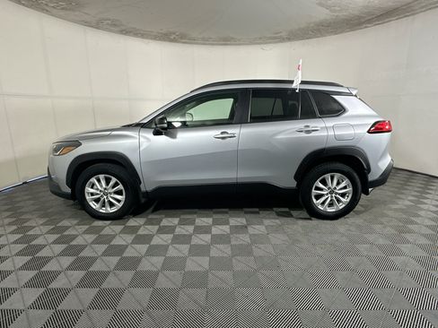 Used 2025 Toyota Corolla Cross LE FWD image 6