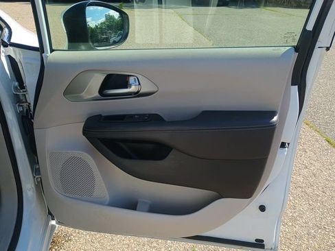 Used 2023 Chrysler Pacifica Touring-L FWD image 12