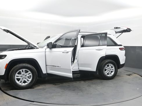 Used 2023 Jeep Grand Cherokee Laredo AWD/4WD image 41