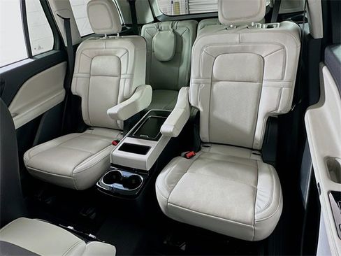 Used 2025 Lincoln Aviator Reserve w/ Luxury Package image 11