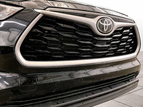 Used 2022 Toyota Highlander XLE AWD/4WD image 30