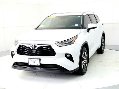 Used 2024 Toyota Highlander XLE AWD/4WD image 2