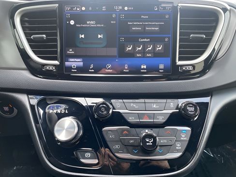 Used 2025 Chrysler Pacifica Select image 48