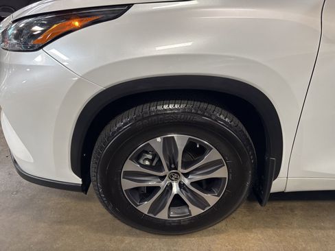 Used 2023 Toyota Highlander XLE FWD image 4