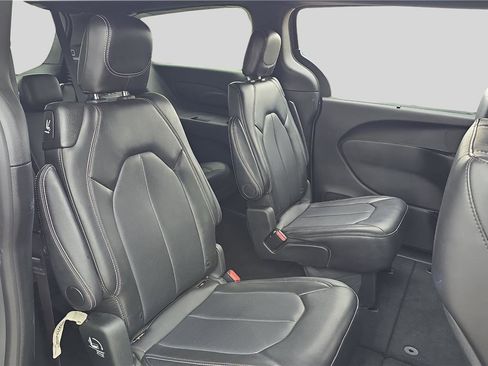 Used 2025 Chrysler Pacifica Select FWD image 17