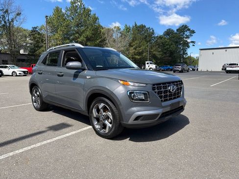 Used 2025 Hyundai Venue SEL FWD image 4