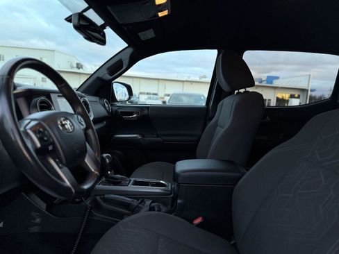 Used 2016 Toyota Tacoma TRD Sport image 13