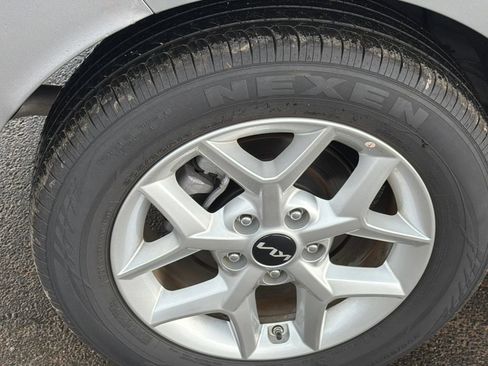 Used 2025 Kia Soul LX w/ LX Technology Package FWD image 17