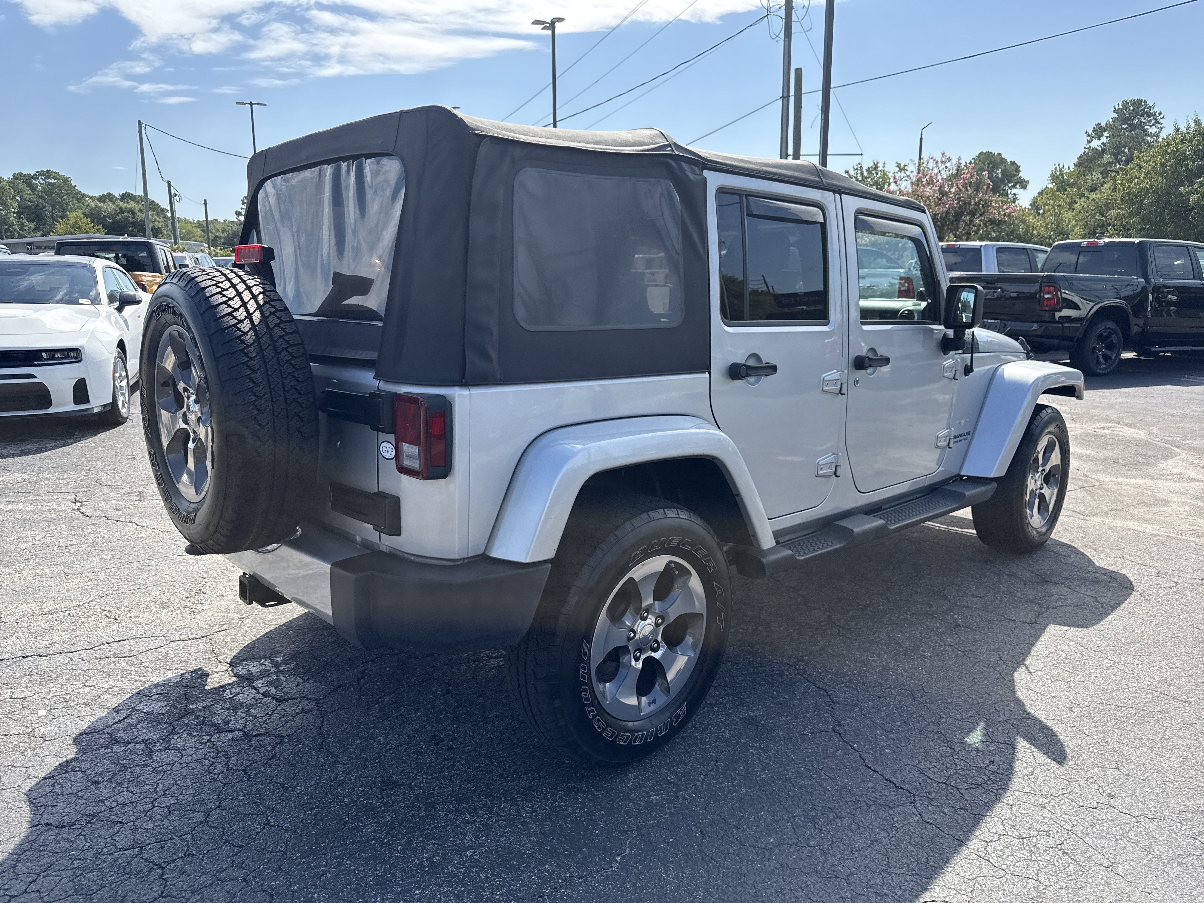 Used 2010 Jeep Wrangler Unlimited Sahara w/ Dual Top Group AWD/4WD image 9