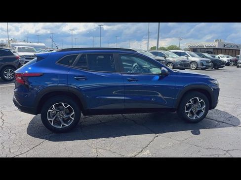 Used 2024 Chevrolet Trax LT w/ Driver Confidence Package FWD image 9