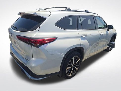 Used 2021 Toyota Highlander XSE AWD/4WD image 2