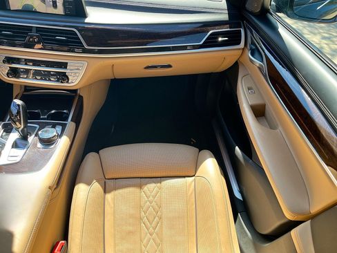 Used 2022 BMW 750i xDrive w/ Executive Package image 25