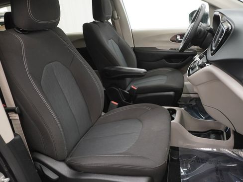 Used 2023 Chrysler Voyager LX image 44