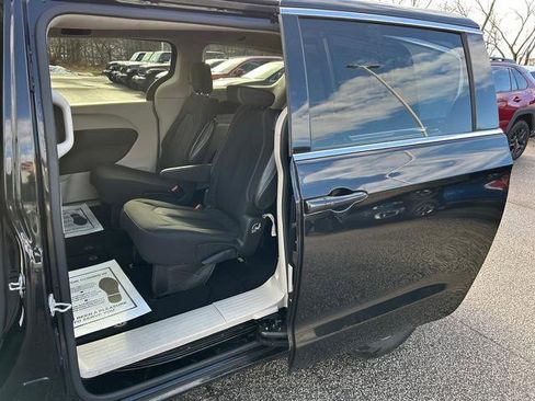 Used 2022 Chrysler Voyager LX image 13