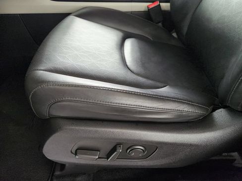 Used 2022 Kia Carnival EX FWD image 23
