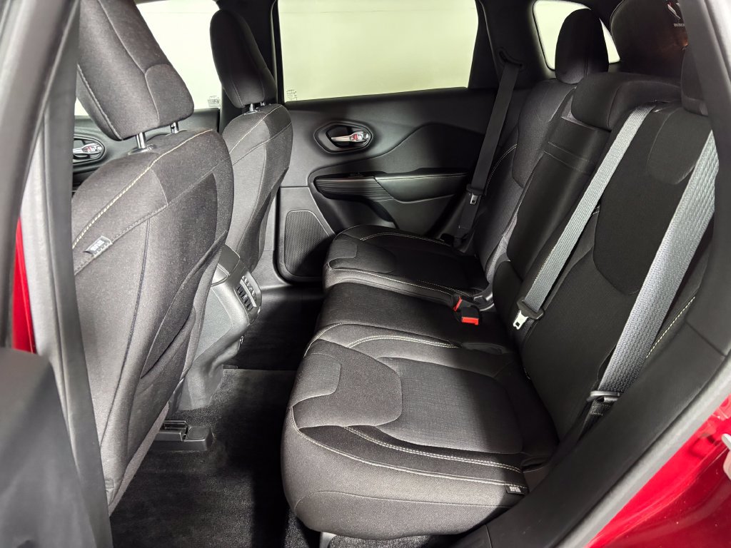 Used 2015 Jeep Cherokee Latitude w/ Comfort/Convenience Group AWD/4WD image 30