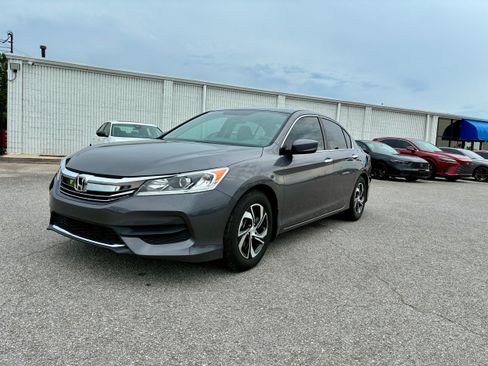 Used 2017 Honda Accord LX image 3