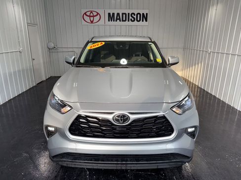Used 2024 Toyota Highlander LE image 5