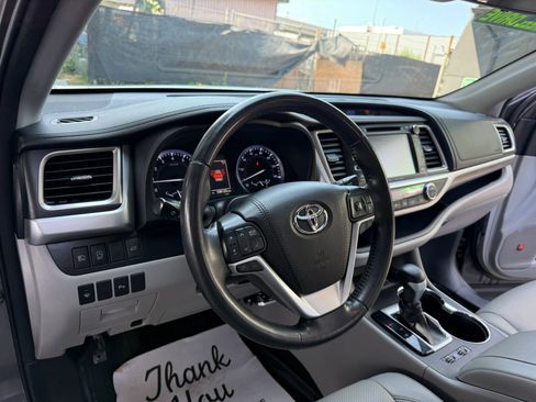 Used 2018 Toyota Highlander Limited image 11