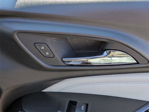 Used 2025 Chevrolet Trax LT image 34