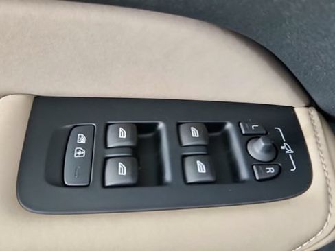 Used 2026 Volvo XC60 B5 Core AWD/4WD image 10