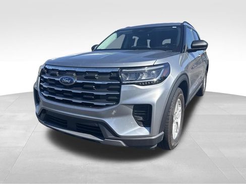 Used 2025 Ford Explorer Active AWD/4WD image 2