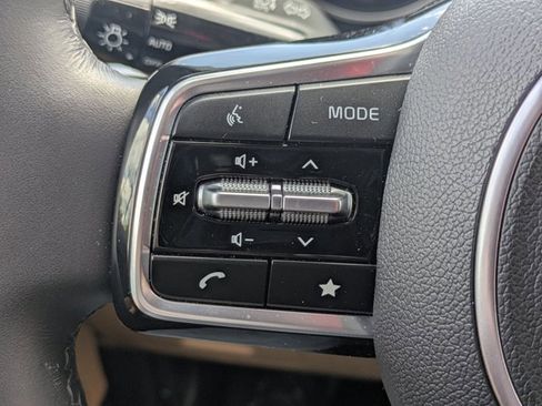 Used 2024 Kia Carnival EX image 11