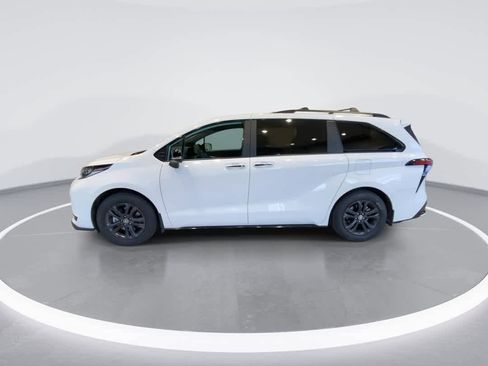 Used 2025 Toyota Sienna XSE w/ XSE Premium Package image 5