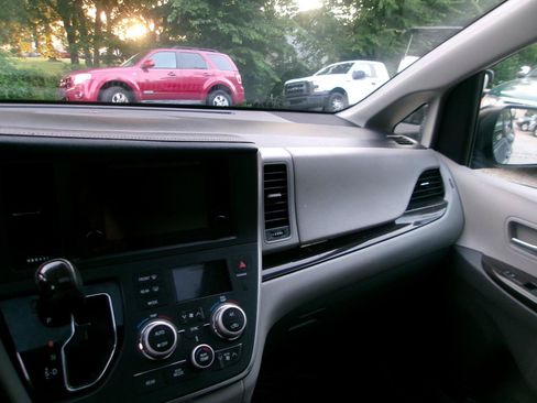 Used 2016 Toyota Sienna XLE Premium FWD image 17