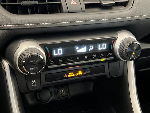 Used 2025 Toyota RAV4 XLE AWD/4WD image 19