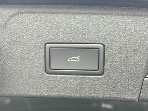 New 2025 Volkswagen Atlas Peak Edition SE image 32