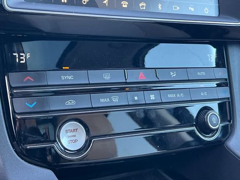 Used 2019 Jaguar F-PACE image 22