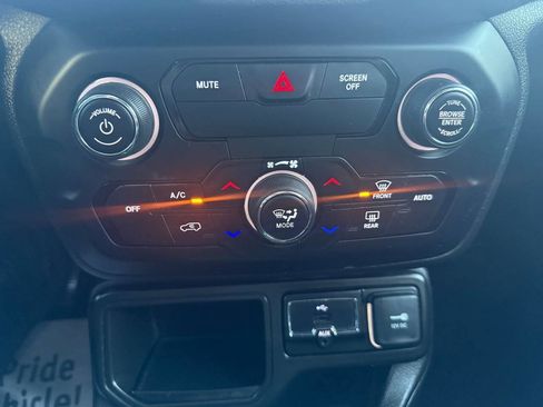 Used 2020 Jeep Renegade Latitude image 19