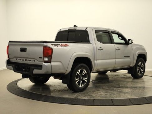 Used 2019 Toyota Tacoma TRD Sport image 3