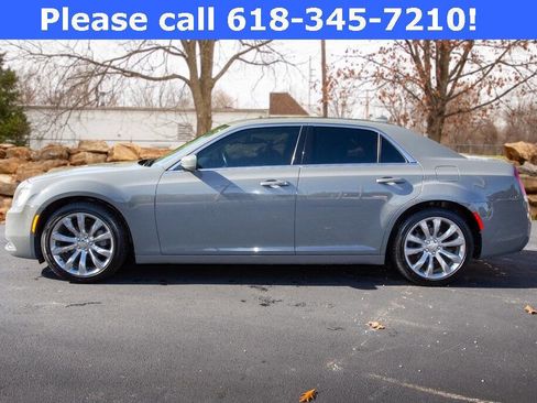 Used 2018 Chrysler 300 Touring L image 2