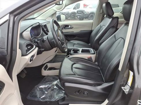 Used 2023 Chrysler Pacifica Touring-L image 11