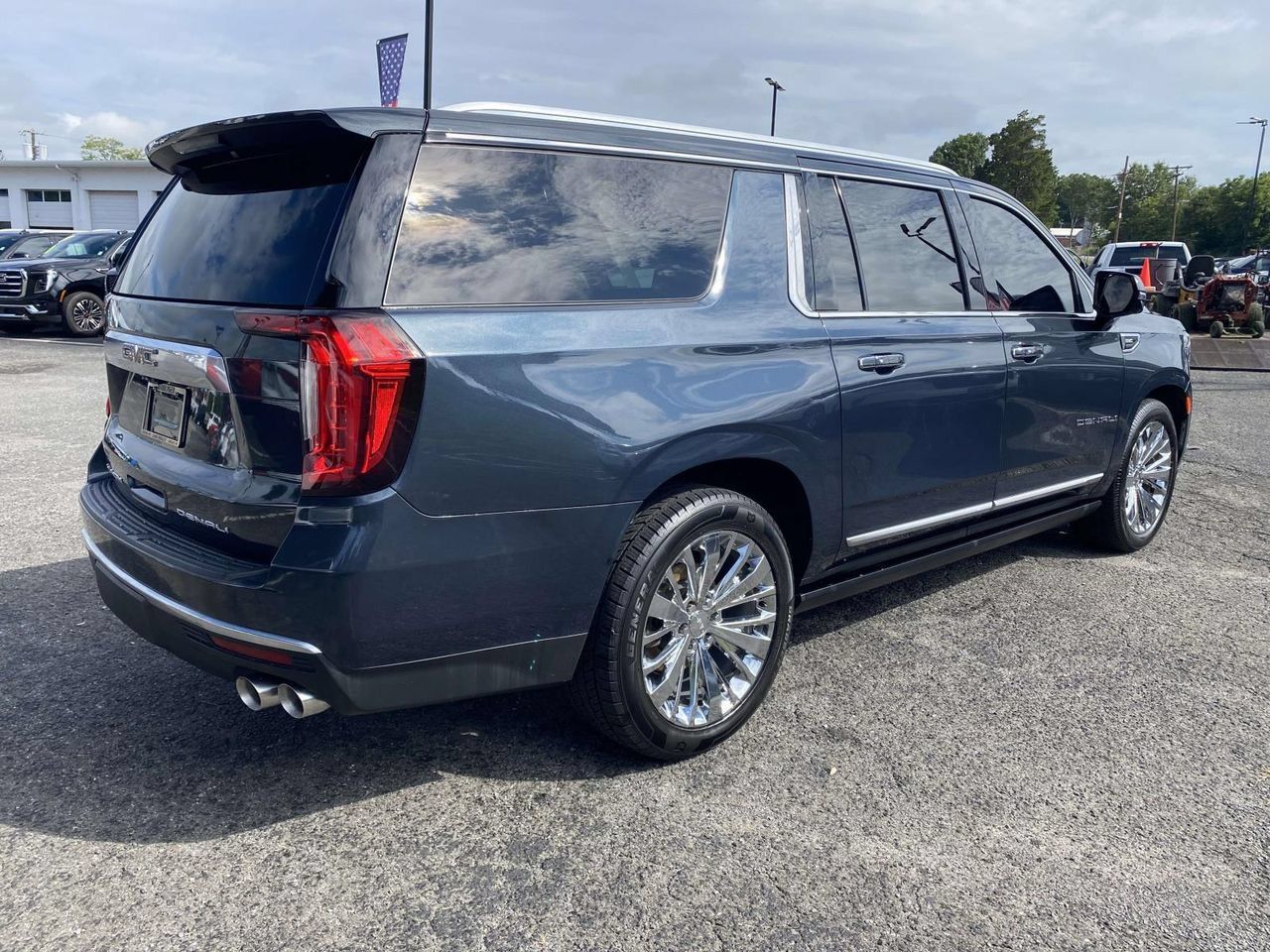 Used 2022 GMC Yukon XL Denali w/ Denali Ultimate Package AWD/4WD image 6