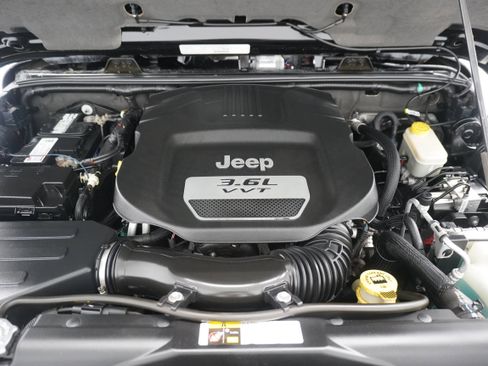 Used 2013 Jeep Wrangler Unlimited Rubicon w/ Connectivity Group image 28