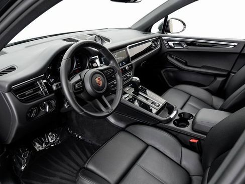 Used 2025 Porsche Macan image 4