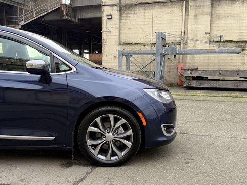 Used 2017 Chrysler Pacifica Limited w/ Tire & Wheel Group image 28