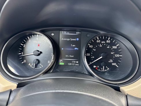 Used 2017 Nissan Rogue SV image 40