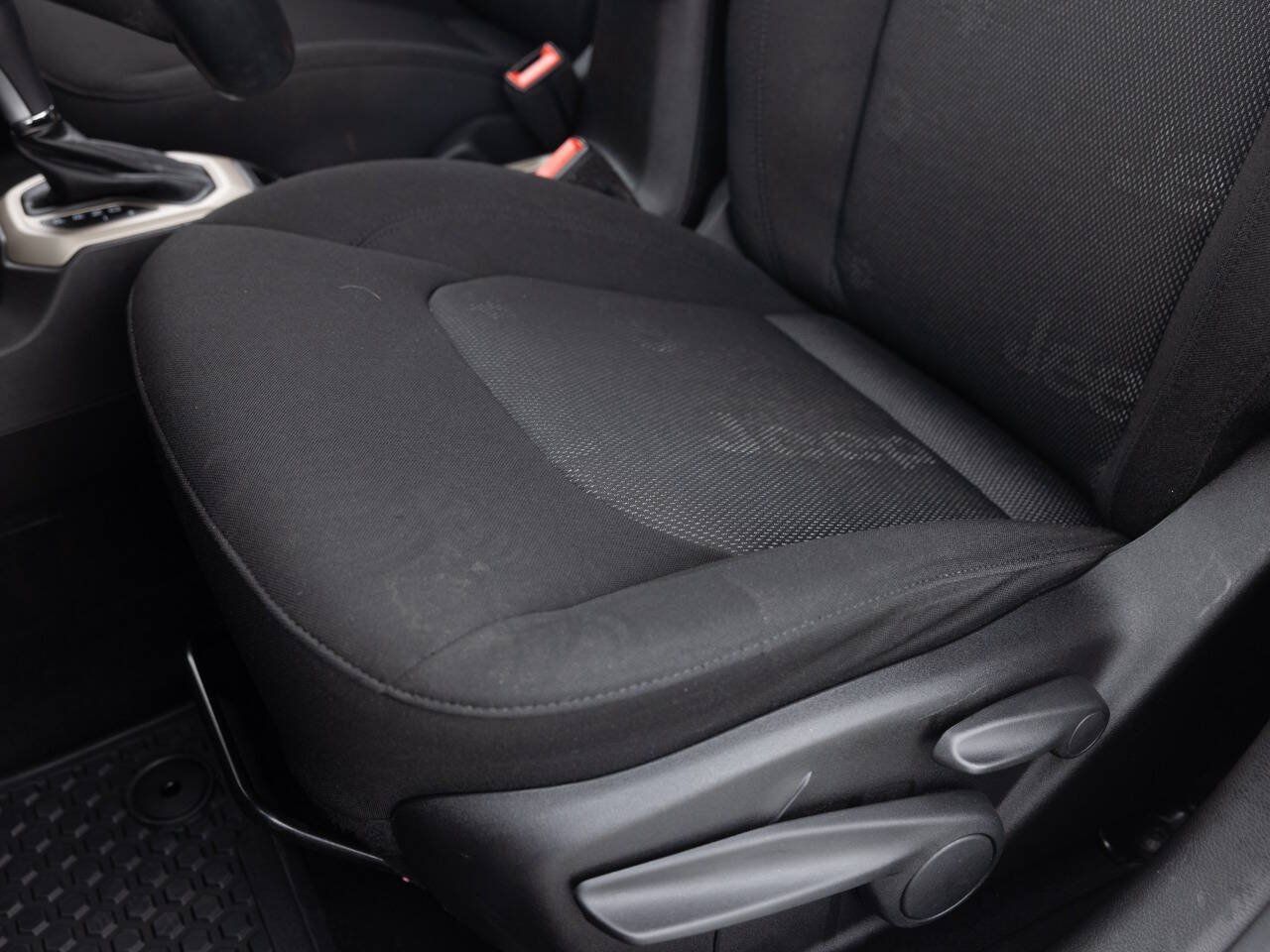 Used 2016 Jeep Renegade Latitude FWD image 23