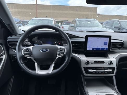 Used 2023 Ford Explorer XLT AWD/4WD image 13